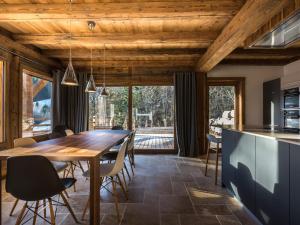 ラ・クリュサにあるChalet La Clusaz, 6 pièces, 10 personnes - FR-1-304-196のダイニングルーム(大きな木製テーブル、椅子付)