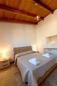- une chambre avec un lit et 2 serviettes dans l'établissement Boara Resort, à Mottola