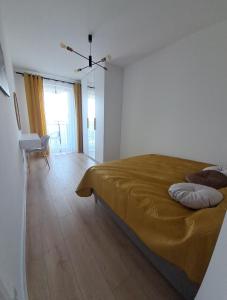 ein Schlafzimmer mit einem Bett mit zwei Kissen darauf in der Unterkunft Apartament Aleje Józefa Piłsudskiego in Nowy Sącz