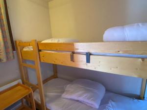 モンジェネヴルにあるAppartement Montgenèvre, 2 pièces, 6 personnes - FR-1-445-33の二段ベッドの下段に枕2つが備わります。