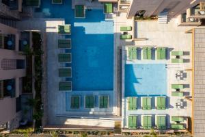 Bazén v ubytování Paralos Venus Suites Adults Only nebo v jeho okolí
