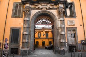 an entrance to a building with an archway at Maison Degas-Dimora di Charme in Naples