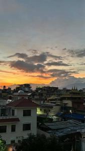 vista para uma cidade ao pôr-do-sol em Sabila Boutique Hotel em Catmandu