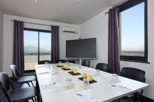 Hampton by Hilton Rome North Fiano Romano的电视和/或娱乐中心