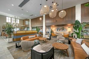 ピズモ・ビーチにあるInn at the Pier Pismo Beach, Curio Collection by Hiltonのロビー(ソファ、椅子、テーブル付)