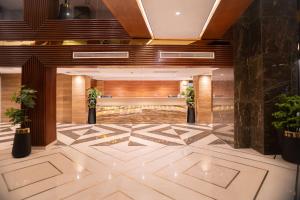 un vestíbulo con macetas en un edificio en Ramada by Wyndham Murree Lower Topa Resort, en Murree