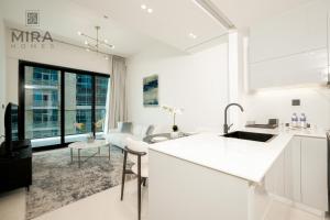 Kuchyň nebo kuchyňský kout v ubytování Mira Holiday Homes - Serviced 1 bedroom with canal view