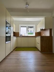 eine Küche mit weißen Schränken und einem Fenster in der Unterkunft myurlaub(.)at in Finkenstein