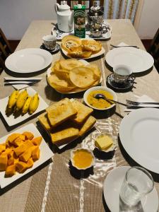 Jayalath Homestay and Apartments في غالي: طاولة عليها اطباق من الخبز والفواكه