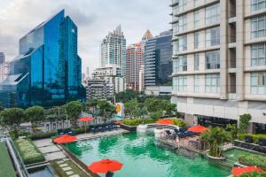 basen w środku miasta z budynkami w obiekcie Sathorn Vista, Bangkok - Marriott Executive Apartments w mieście Bangkok
