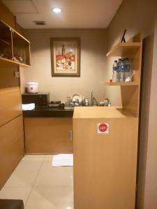 una pequeña cocina con encimera y fregadero en Two Bedroom Apartment at el Royale Hotel, en Bandung