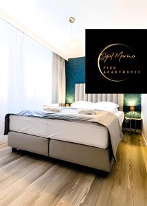 Sopot Marina Beach Suites في سوبوت: غرفة نوم بسريرين في غرفة