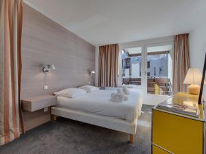 ein Hotelzimmer mit einem Bett und einem Fenster in der Unterkunft Appartement Tignes, 3 pièces, 4 personnes - FR-1-641-12 in Tignes
