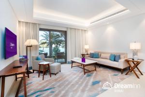 フジャイラにあるDream Inn - Address Beach Residence Fujairah - Premium Apartmentsのリビングルーム(ソファ、テーブル付)