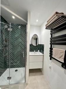 W łazience znajduje się prysznic i umywalka. w obiekcie ~{Le Pan’yay}~ w Marsylii