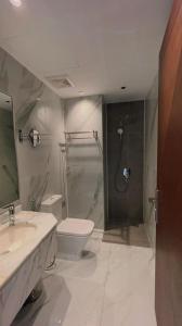 a bathroom with a shower and a toilet and a sink at Glamour Inn AL Nuzha -جلامور ان النزهة in Jeddah