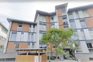 an apartment building with a tree in front of it at 2BR Apt in Crawley w Parking - Near Gatwick in Crawley