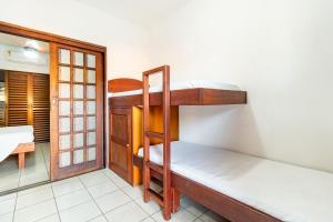 a room with two bunk beds in a room at Pousada Casa Amarela in Ilhabela