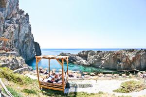 um grupo de pessoas em um balanço em uma praia em Kalypso Cretan Village Resort & Spa em Plakiás