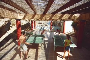 Stolní tenis v ubytování Kalypso Cretan Village Resort & Spa nebo okolí