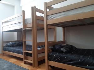 Palanda nebo palandy na pokoji v ubytování Railway Hostel