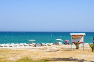 - une plage avec des chaises et des parasols et l'océan dans l'établissement Blue Senses 518, à La Vila Joiosa