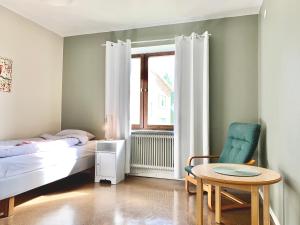 1 dormitorio con 1 cama, 1 mesa y 1 silla en Tornedalens B&B en Övertorneå