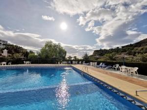 - une piscine avec des tables et des chaises dans un complexe dans l'établissement Blue Senses 518, à La Vila Joiosa