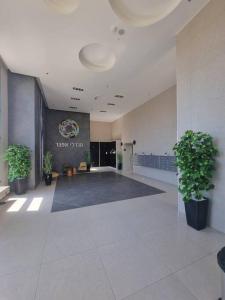 eine Lobby mit einem großen Raum mit Topfpflanzen in der Unterkunft דירת גג ים עכו חיפה נוף מרהיב in Akkon