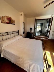 Un dormitorio con una gran cama blanca y una ventana en La Mansarda di Anastasia, en Monteroni di Lecce