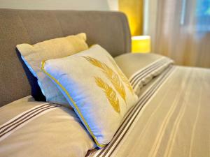 Кровать или кровати в номере Golden Suite Marta Malpensa Milano-Laghi
