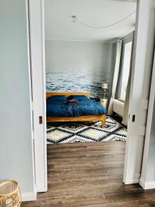 1 dormitorio con 1 cama en el centro de una habitación en Blaue Butze en Kronshagen