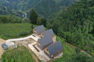 uma vista aérea de uma casa numa montanha em PUSLİ DAĞ EVLERİ em Rize