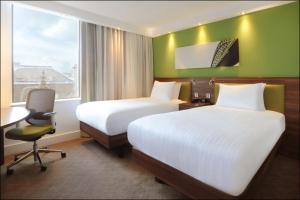 Postel nebo postele na pokoji v ubytování Hampton by Hilton Newcastle