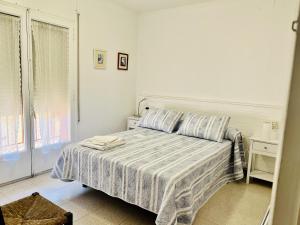 レスタルティットにあるApartamento Grecia 2 Dの白いベッドルーム(ベッド1台、窓付)