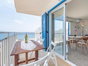 ein Esszimmer mit einem Tisch und Stühlen auf dem Balkon in der Unterkunft Apartamento rocamar in S'Illot
