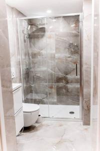 uma casa de banho com um chuveiro e um WC. em Apartament Pastel Room em Leśna