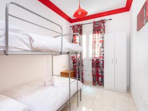 a bedroom with two bunk beds and a red ceiling at Live Los Abrigos Agua Dulce in Los Abrigos