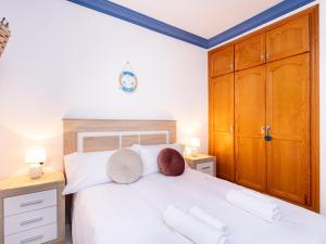 sypialnia z białym łóżkiem z 2 poduszkami w obiekcie Live Los Abrigos Agua Dulce w mieście Los Abrigos