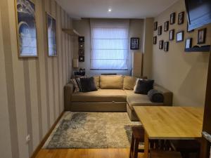 a living room with a couch and a table at Acogedor apartamento Estacion de esqui San Isidro in San Isidro