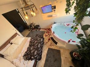 Camera con vasca da bagno al centro della stanza di Jacuzzi Pyramids View 5 a Il Cairo