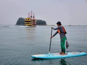 Gäste, die in der Unterkunft 【Oyado街】宿泊者限定！貸切クルーザー・SUPツアー　別荘感覚で新築一軒家貸切ハウステンボス近く übernachten