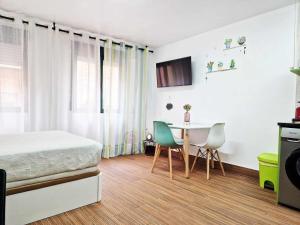 1 dormitorio con 1 cama, mesa y sillas en Studio Simon 2 Murcia, en Murcia