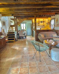 a living room with a couch and a table at La vita e bella in Maglenča