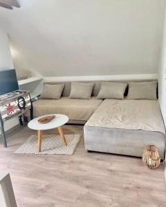 MaglenčaにあるLa vita e bellaのソファとテーブルのあるリビングルーム +13枚の写真