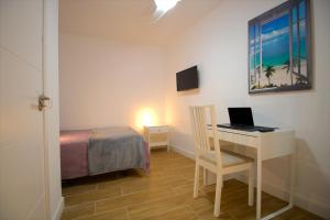 TV a/nebo společenská místnost v ubytování Las Palmas Smart Rooms