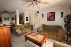 un salon avec deux canapés et une table dans l'établissement Rondevoux 18, à Margate