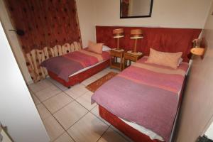 une chambre d'hôtel avec deux lits et deux lampes dans l'établissement Rondevoux 18, à Margate 9 autres photos