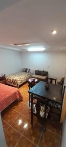 uma sala de estar com um sofá e uma mesa em Casa Apartamento Campestre en las Faldas del Tayta Imbabura em San Juan de Ilumán