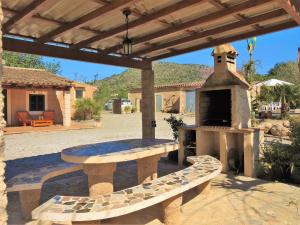 een patio met een bank en een pizza-oven bij Can jeroni in Sant Llorenç des Cardassar